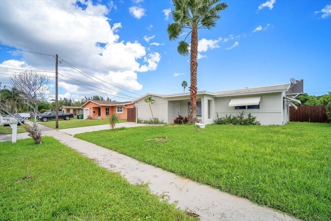 Building Photo - Beautiful house on the water with a pool