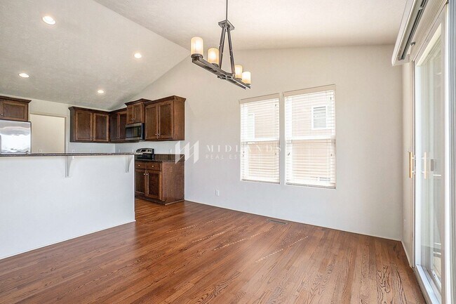 Building Photo - Ranch Townhome in Shadow View