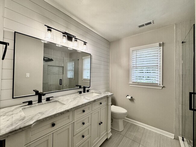 Building Photo - 4-Bedroom Home In Great Neck Meadows! Ready NOW!!! Fenced Backyard! HUGE Corner Lot! Dog Friendly!