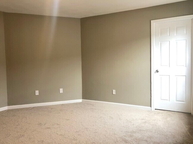 Building Photo - TOWN HOME W/ LOFT AND OPEN FLOOR PLAN FOR ...