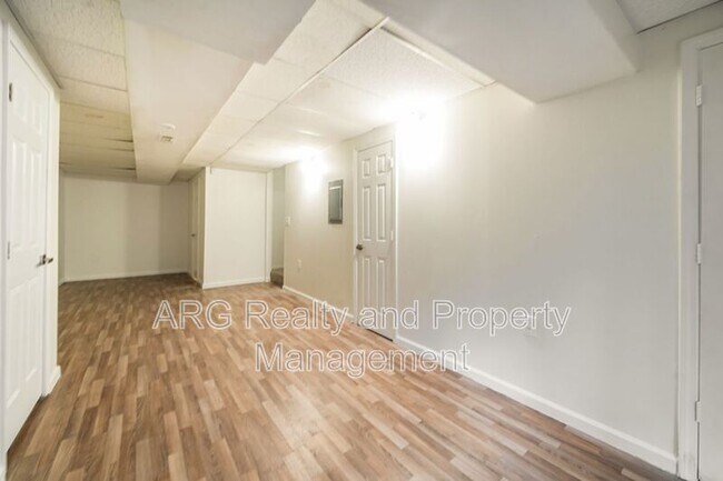 Building Photo - 7042 Oakhill Cir