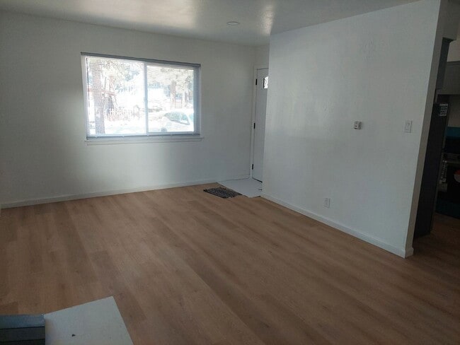 Building Photo - 2 Bedroom near Stateline