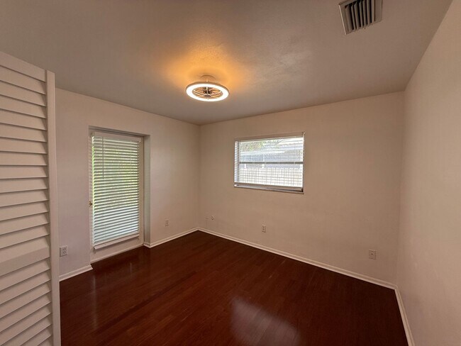 Building Photo - Amazing 2-bedroom, 2-bathroom home on a lake.