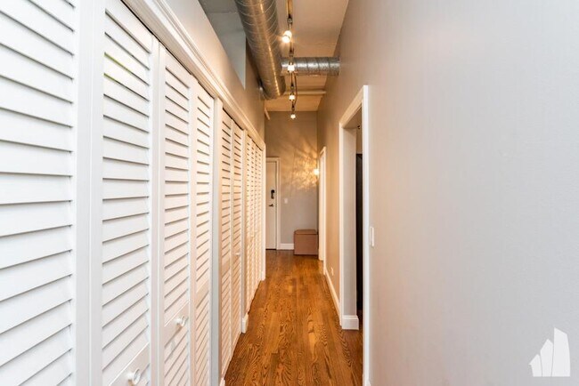 Building Photo - 2 bedroom in Chicago IL 60607