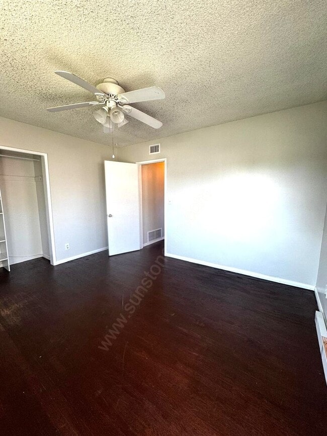 Building Photo - Stunning 3 Bedroom, 2 Bathroom Home on a L...