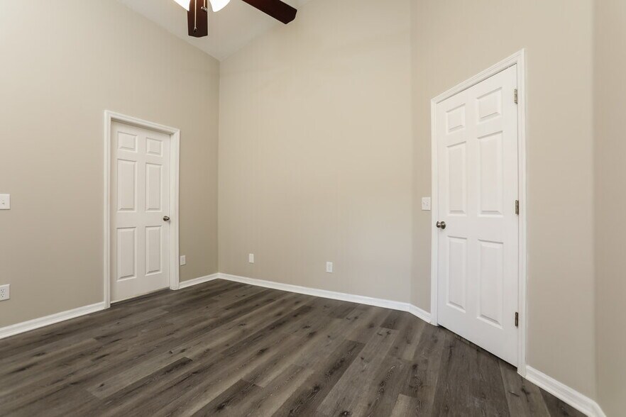 Building Photo - 2016 Briarcliff Cir