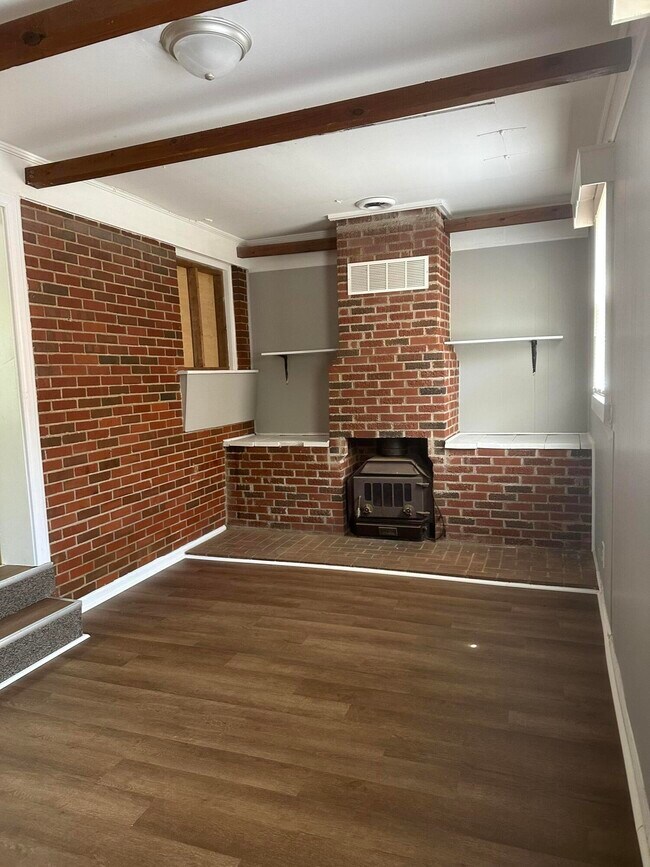 Building Photo - 1072 Hudson Ave