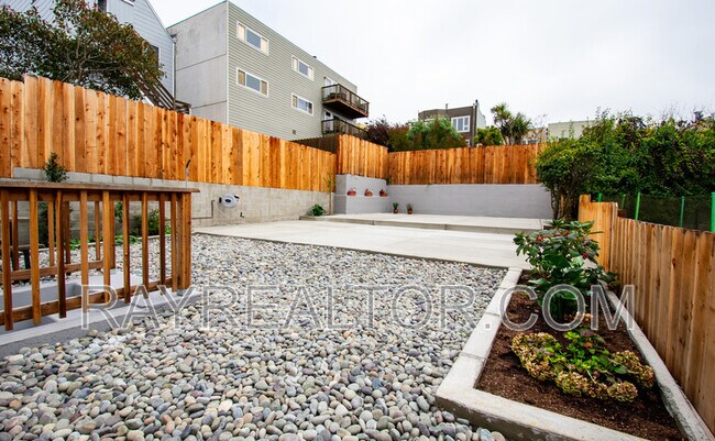 Building Photo - 2825 Golden Gate Ave