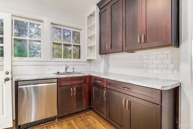 Building Photo - 1515 E Lakeview Ave