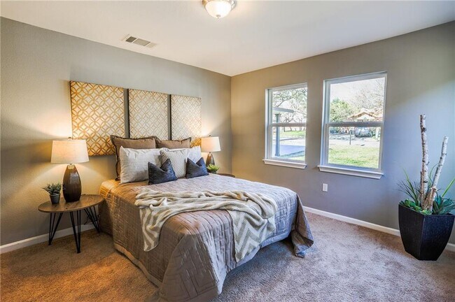 Building Photo - 407 W Odell St