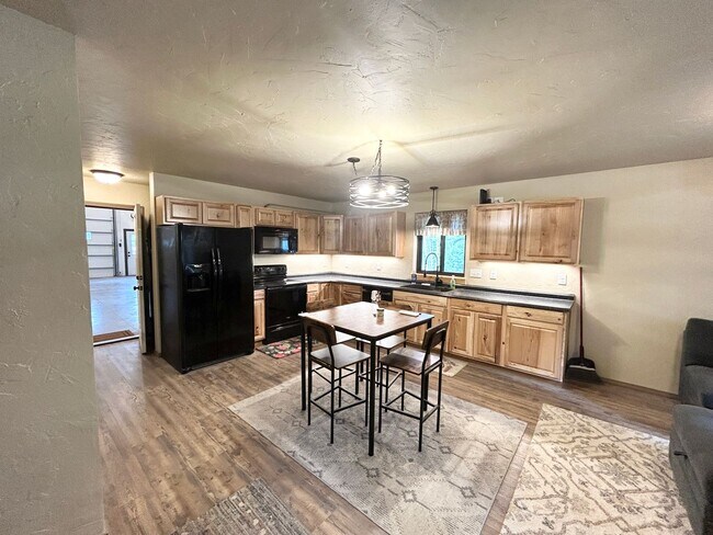 Building Photo - Huge Shop with 2 bedroom 2 bath Condo attached!