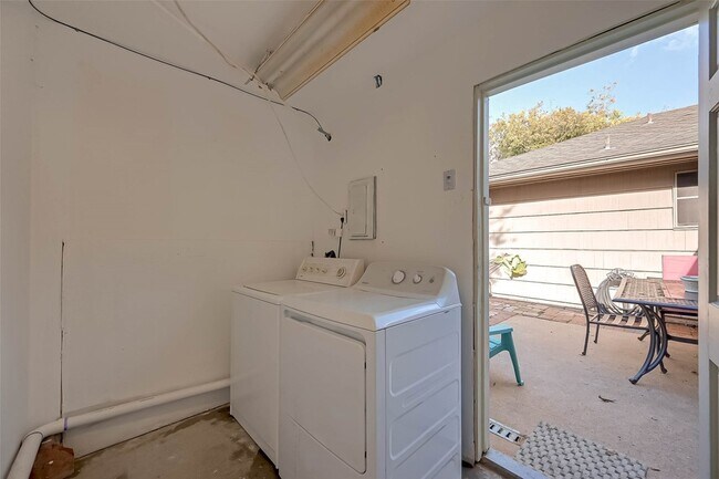 Building Photo - 6018 Berendo St