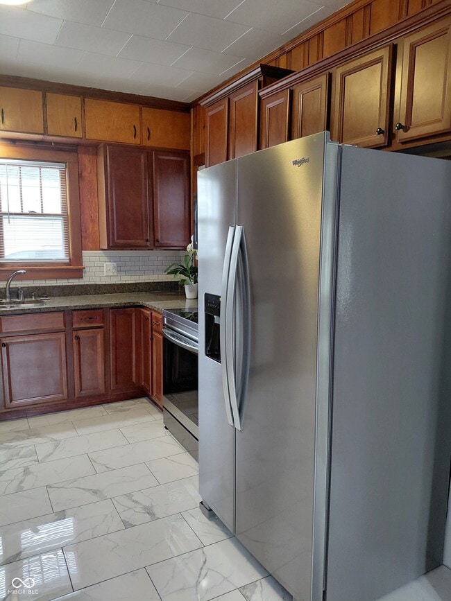 Building Photo - 335 W 4th St