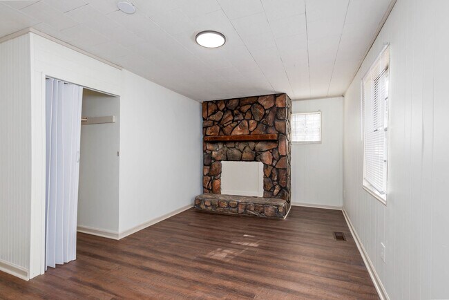 Building Photo - 3 Bedroom, 2 Bath in North Pratt