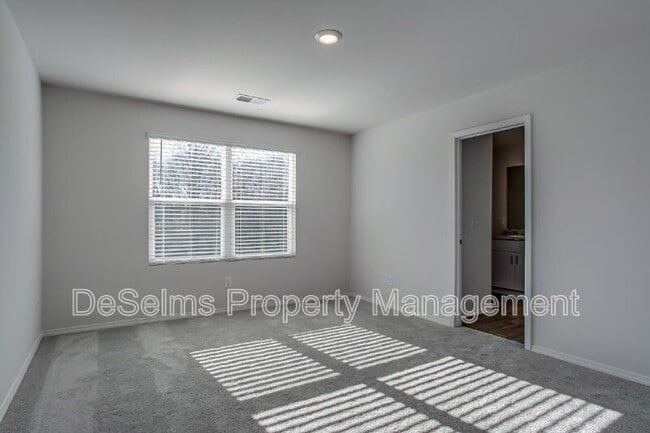 Building Photo - 2206 Yearling Dr