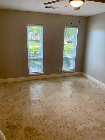 Building Photo - 2419 Briarlee Dr