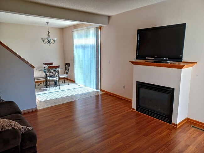 Building Photo - 2 Bedroom 2 Bath End Unit Townhouse - Shakopee