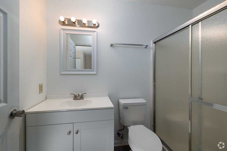 2 BR, 1 BA - 768 SF - Georgetown Apartments