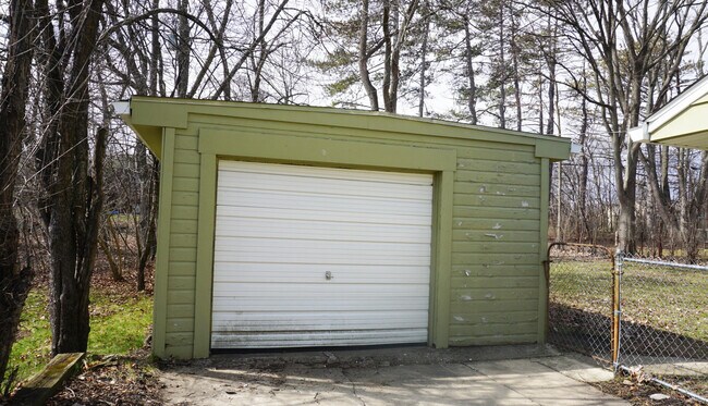 Building Photo - 2364 Pinecrest Ave