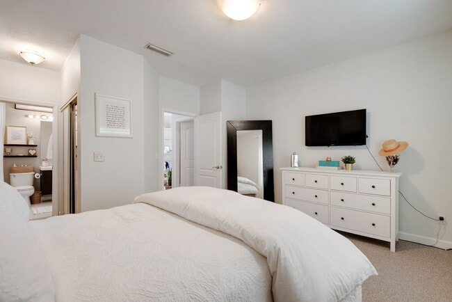 Building Photo - Gorgeous End Unit with pond fountain view -  1 Bed, 1 Bath plus Office/Den Nook on Harbour Island...