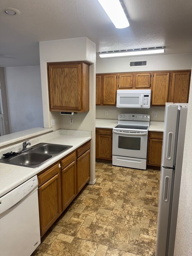 Building Photo - Ready For Move-In! Two-Level Townhome with...