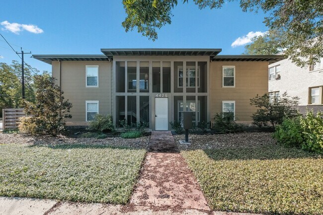 Building Photo - Renovated 1/1 Mid-Century Gem in Historic ...