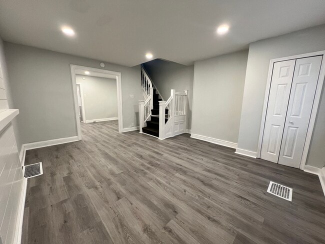 Building Photo - Refreshed 3BR/1BA Cozy Home with Porch & Fenced Yard!