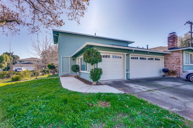 Building Photo - Conveniently located 2BR/1.5BA townhome style duplex unit in Sunnyvale