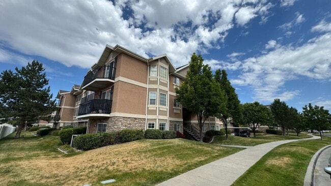 Building Photo - 1617 W Treille Ct