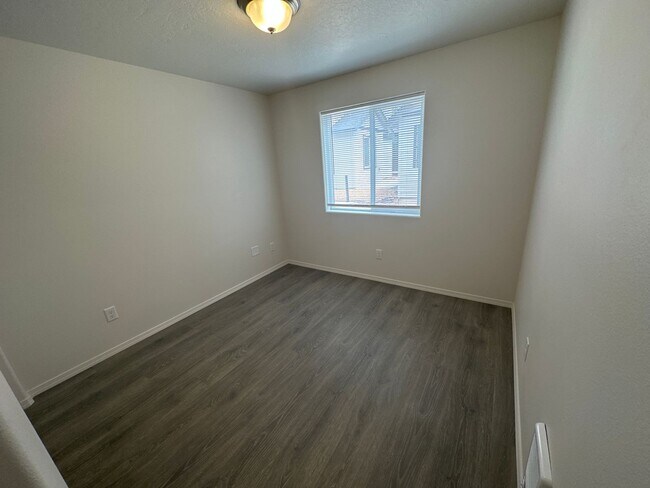 Building Photo - MIDTOWN 2 Bdrm Cottage, 1 bath, Air Conditioning, Laundry Room, Large Covered Patio, Off Street P...