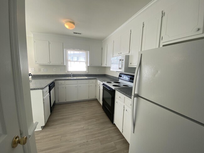 Building Photo - 3806-38D1 Sterling Pointe Dr