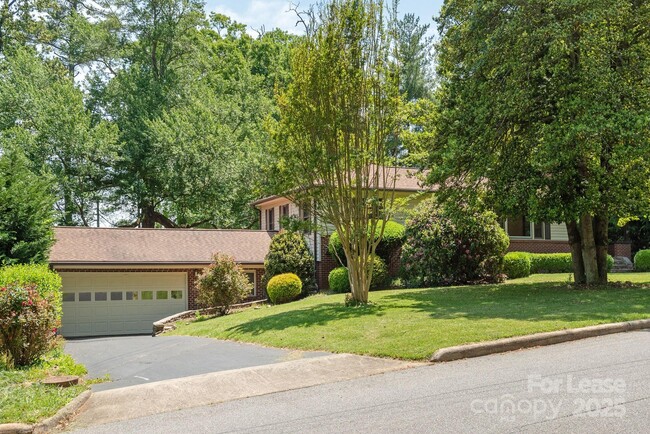 Building Photo - 10 S Oak Forest Dr