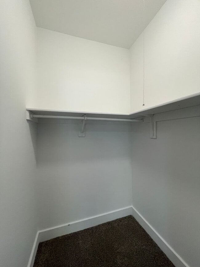 Building Photo - 905 North-5T