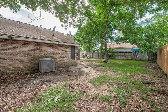 Building Photo - 8711 Pines Pl Dr
