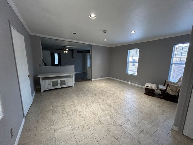 Building Photo - Cute Single Family 2 bedroom home