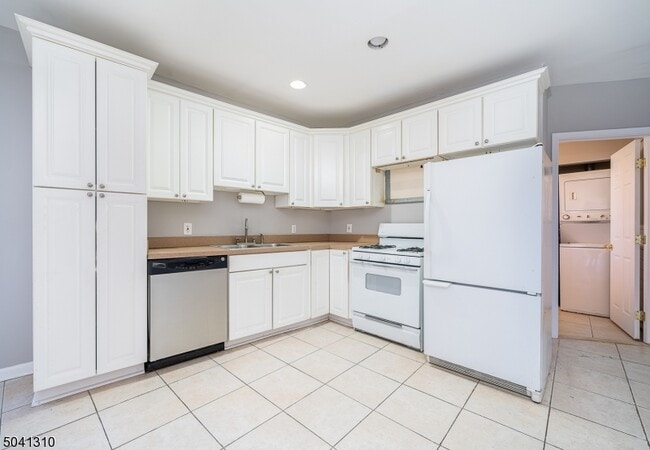 Building Photo - 250 High St