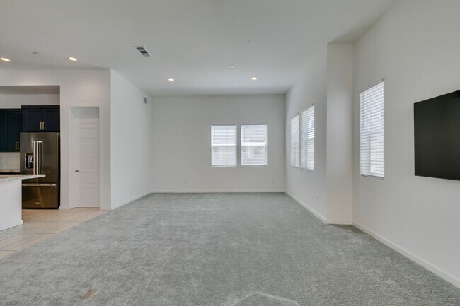 Building Photo - Stunning 4-Level Townhome in Inspirada | R...