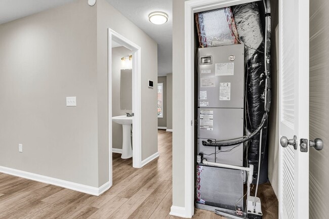 Building Photo - Beautiful 3 bedroom, 2.5 bath townhouse available!