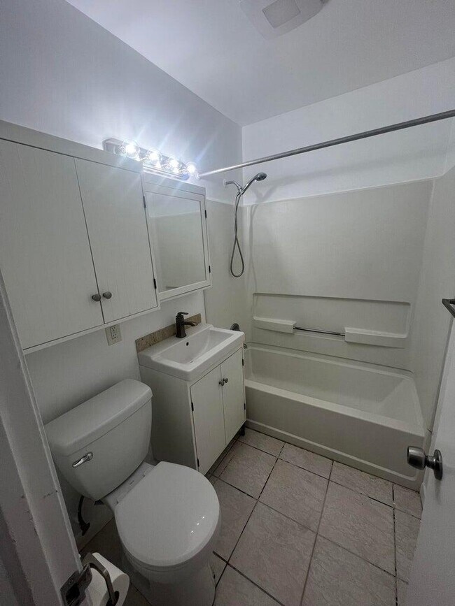 Building Photo - 1037 N Victoria Park Rd