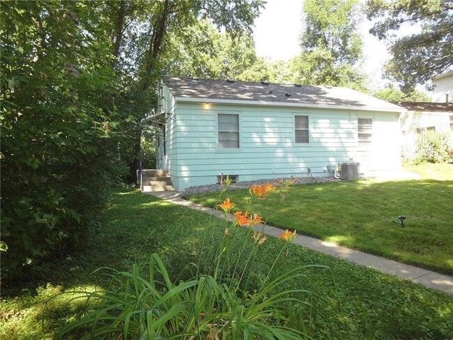 Building Photo - 2336 Ives Ln N