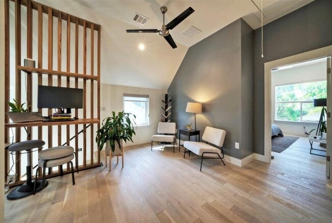 Building Photo - 4608 Santa Anna St