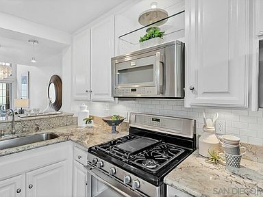 Building Photo - 8696 Villa La Jolla Dr