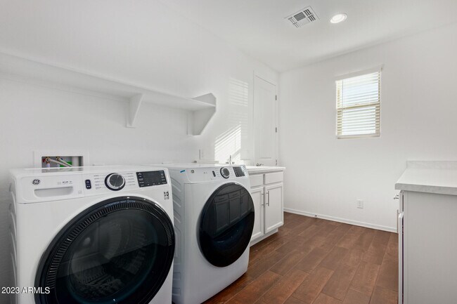 Building Photo - 14038 W Desert Hollow Dr