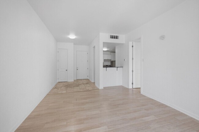 Building Photo - Classic 1/1 in Alamo Heights