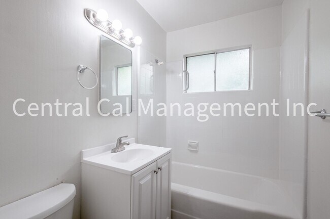 Building Photo - 2000-2004 Bank St