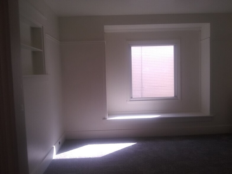 Living room - 116 N 5th St