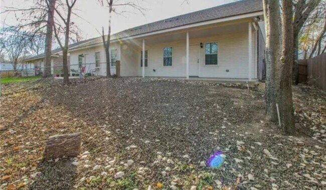 Building Photo - AVAILABLE NOW! (SECTION 8 ACCEPTED)