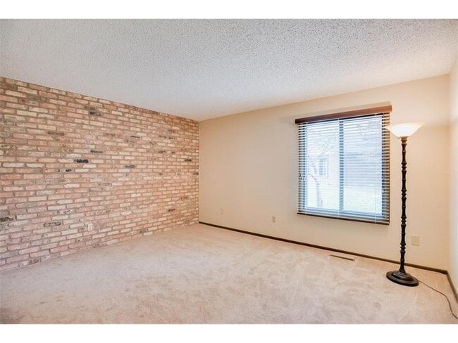Building Photo - 1041 Zanzibar Ln N