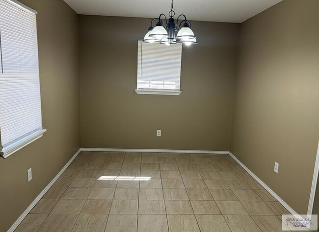 Building Photo - 513 E Monroe Ave