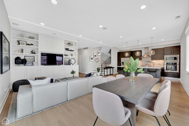 Building Photo - 1312 W Madison St